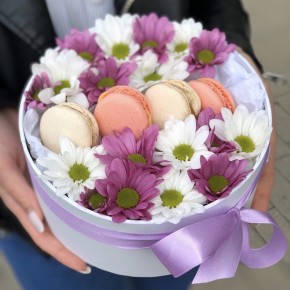 Коробочка з хризантемою та печивом macarons Рожеве і біле