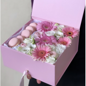Коробочка macarons з гербери, еустоми і кущової троянди Збиті вершки