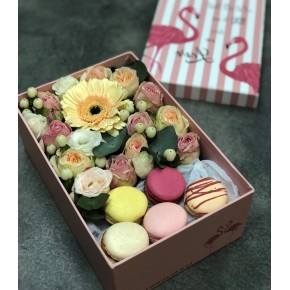 Коробка з квітами і macarons Рожевий фламінго