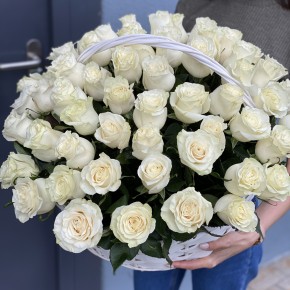 Кошик з білих троянд Аваланж