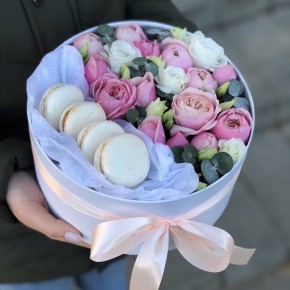 Коробочка з кущовими піоновидними трояндами, еустомою та macarons Ілюзія