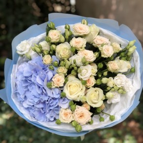 Букет з гортензії, кущової і одноголової троянди, оксіпеталума і еустоми Мілена