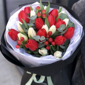 Букет із тюльпанів та гіперікума Авалія