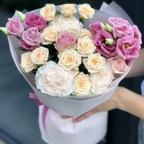 Букет з кущових троянд і евкаліпта Аннета