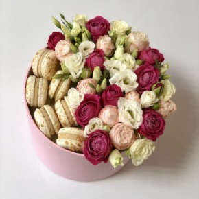 Коробочка macarons з кущовою трояндою і еустомою Витончена