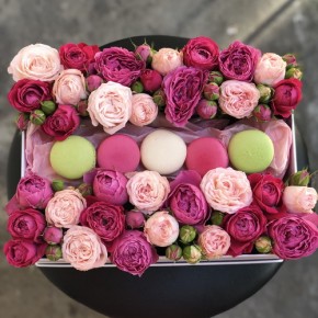 Коробочка macarons з кущових троянд Сюрприз