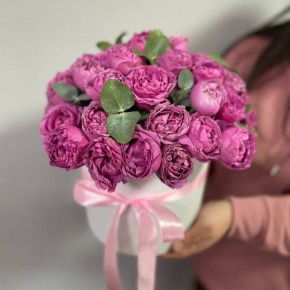 Коробочка з піоновидними трояндами і евкаліптом Місті
