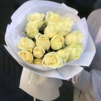 Букет із 15 білих троянд Міледі
