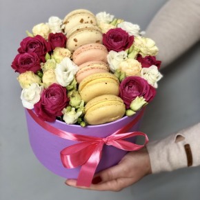 Коробочка з квітами і macarons Рівновага