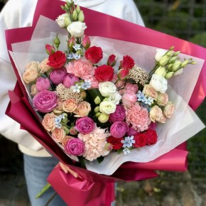 Букет із кущової піоновидної троянди, еустоми та гвоздики Астрелія 