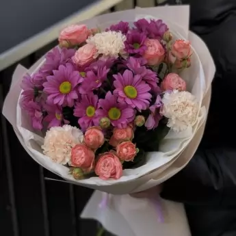 Букет из хризаентем и кустовых роз Мерцания
