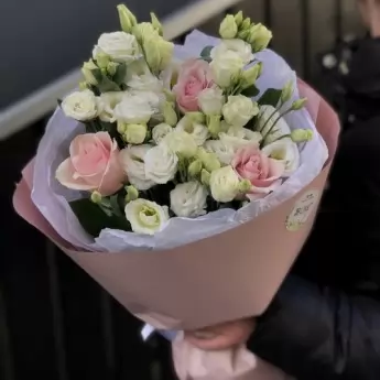 Букет из эустомы и роз Трепетный