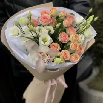 Букет из кустовых роз и эустомы Атланта