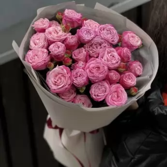 Букет из 7 кустовых пионовидных роз Эссен