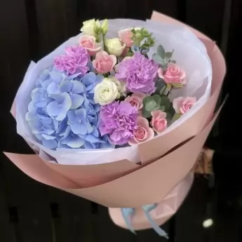 Букет из гортензии, эустомы и кустовой розы Сейла