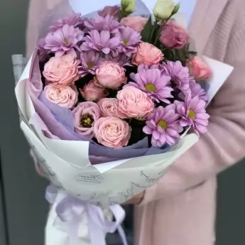 Букет из кустовых роз, хризантемы и эустомы Лаура